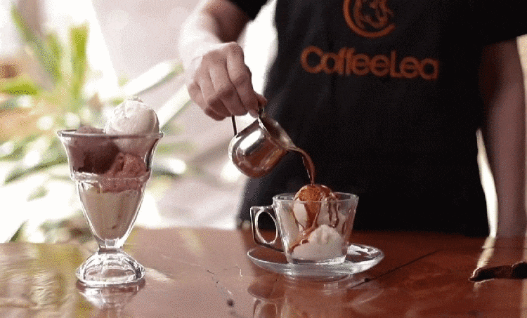 CoffeeLea barista içki hazırlayır